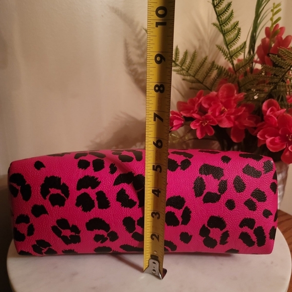 NWOT Betsey Johnson wristlet with cellular Android/Apple compatible power bank. - Picture 6 of 12